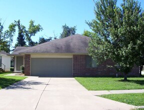 Building Photo - Corner lot 2 bedroom duplex in great locat...