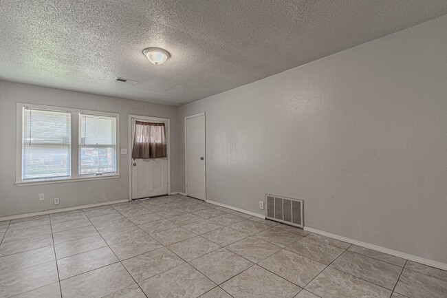 Building Photo - 3 Bed 2 Bath in OKC!