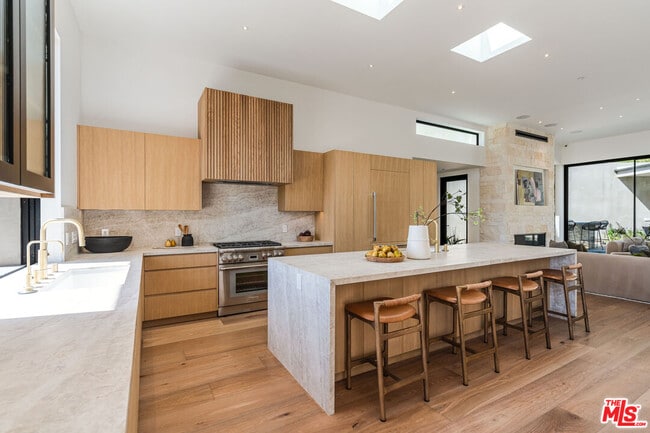 Building Photo - 1205 Las Lomas Pl