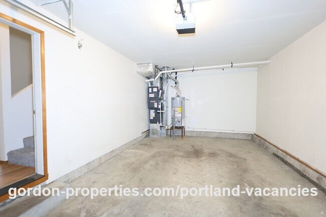 Building Photo - SE Knapp Circle - 3 bedroom duplex with attached single car garage