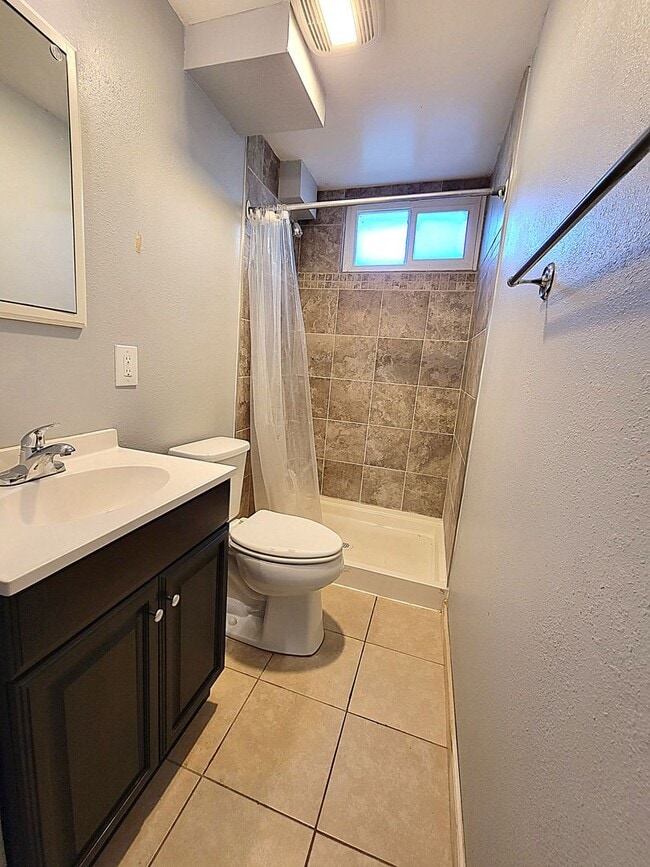 Building Photo - ALL PROSPECTIVE TENANTS MUST SUBMIT A $58 ...