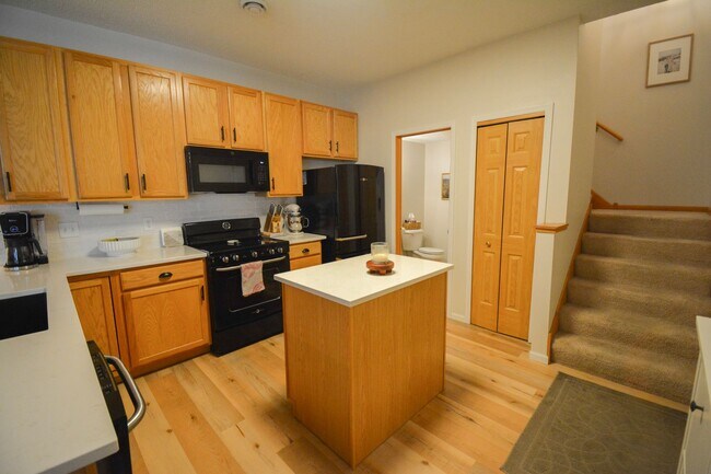 Building Photo - Stunningly Update 2 bed 1.5 bath Townhome ...