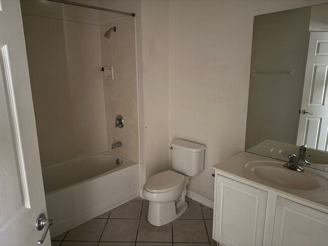 Building Photo - 3 Bed 2.5 Bath Townhouse For Rent in Metro...