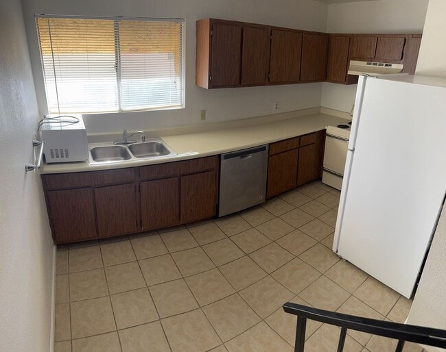 Building Photo - 2 bedroom, 1.5 baths, Boulder Hills condo