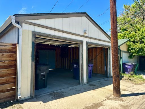 Building Photo - 3 Bedroom 2 Full Bath Renovated Single Fam...