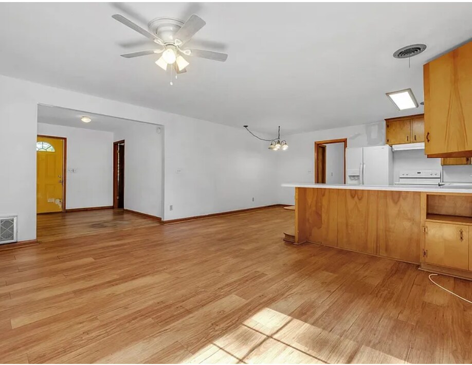 Building Photo - 123 Columbia Dr