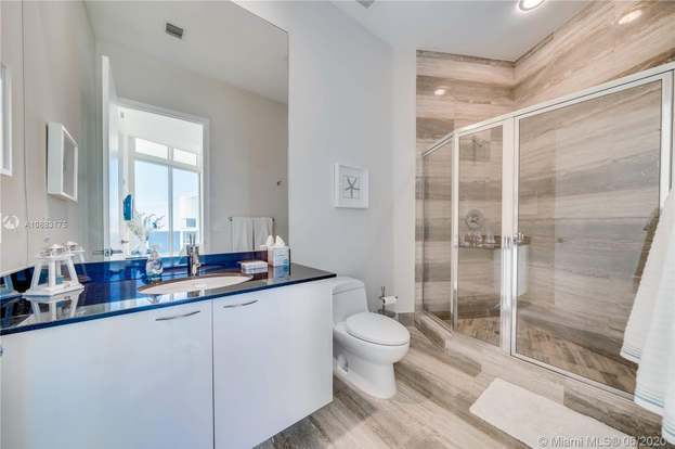 Building Photo - 15811 Collins Ave