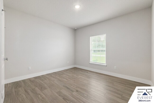 Building Photo - 8 Longview Ln