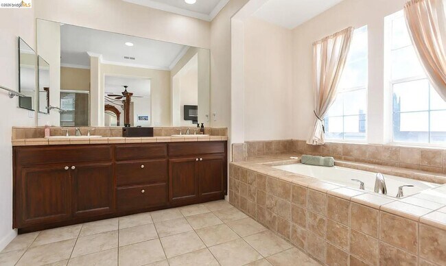 Building Photo - 3251 Lookout Point Loop