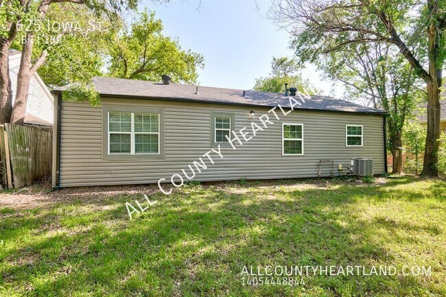 Building Photo - 625 Iowa St