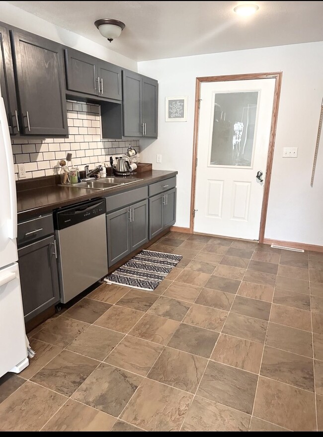 Building Photo - 523 E 1st St