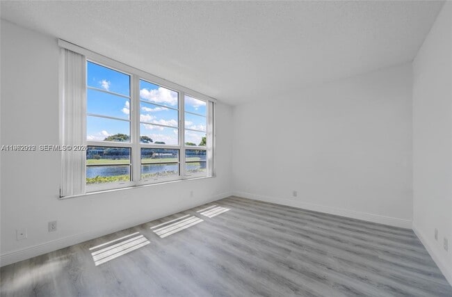 Building Photo - 4030 W Palm Aire Dr