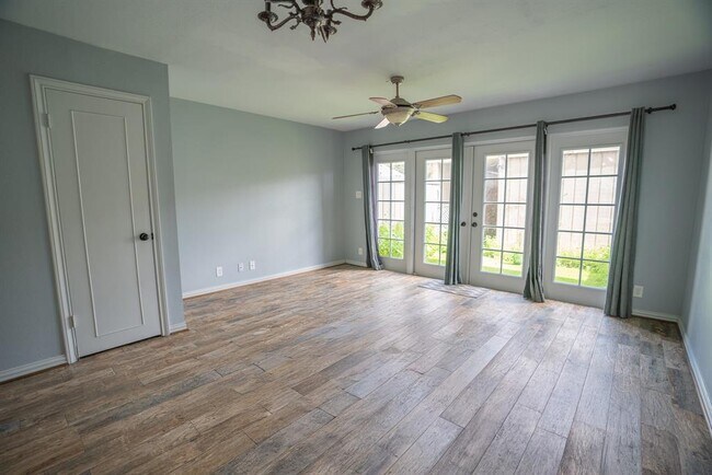 Building Photo - 6342 Chevy Chase Dr