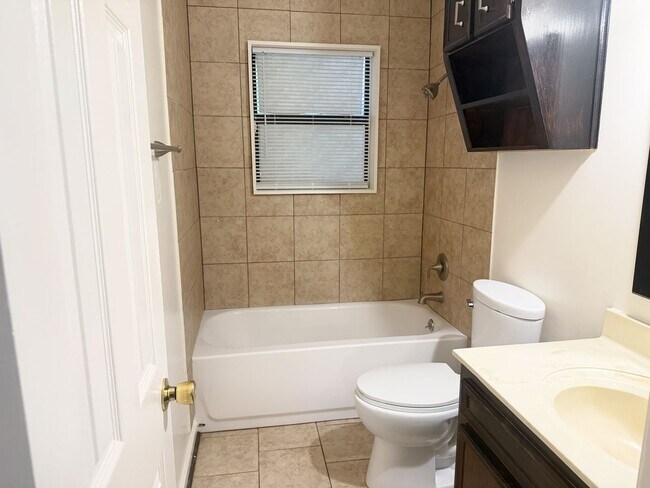 Building Photo - 1815 Cedarview Dr