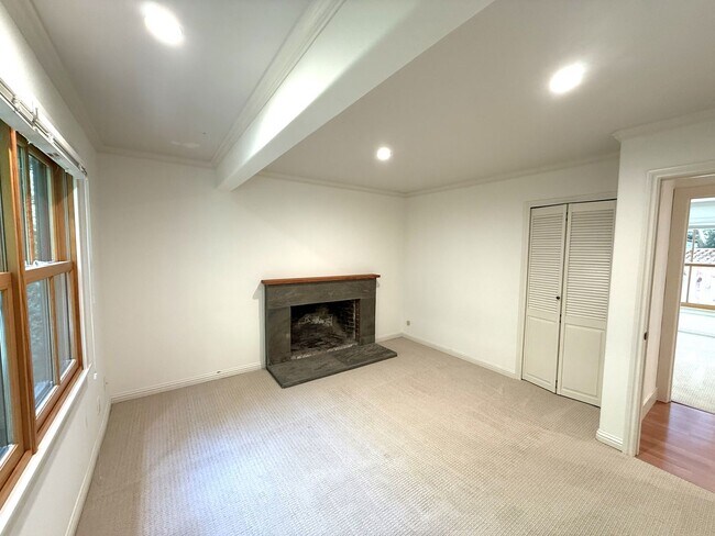 Building Photo - CRAFTSMAN 5BD / 3.5BA HOME ON DESIRABLE CU...