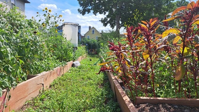 Building Photo - 612