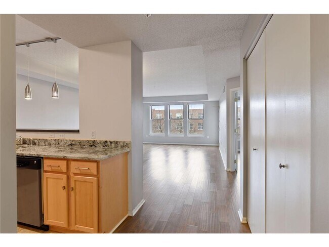 Building Photo - 560 2nd St