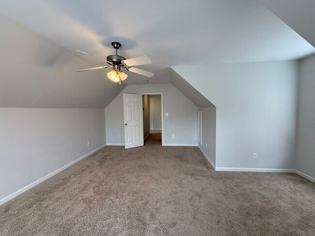 Building Photo - Cute 3 Bed 2.5 Bath Home with Bonus Room