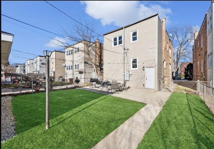 Building Photo - 1344 Wisconsin Ave