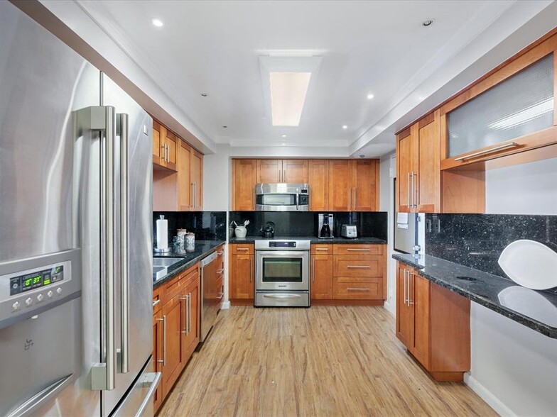 Building Photo - 1150 Hillsboro Mile