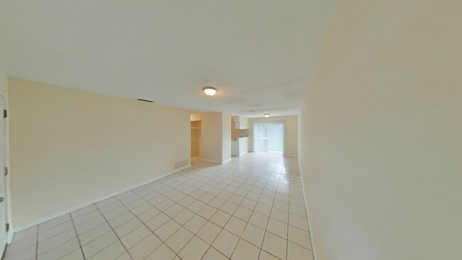 Building Photo - Nice and Cozy 2 Bed/1 Bath Apartment