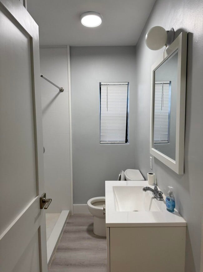 Building Photo - 926 N B St