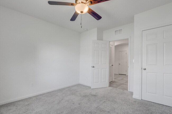 Building Photo - 2550 SE Rock Springs Dr