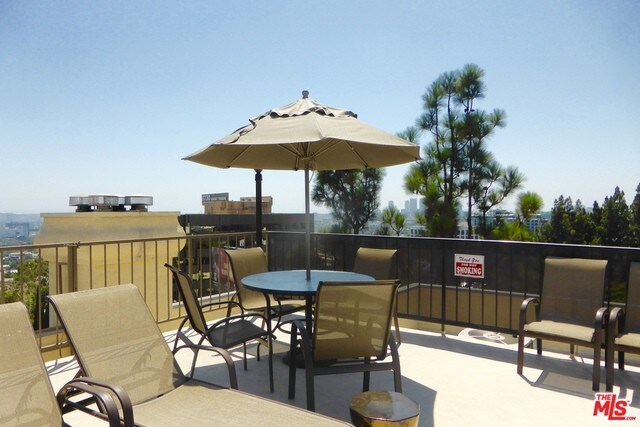 Building Photo - 1211 Sunset Plaza Dr