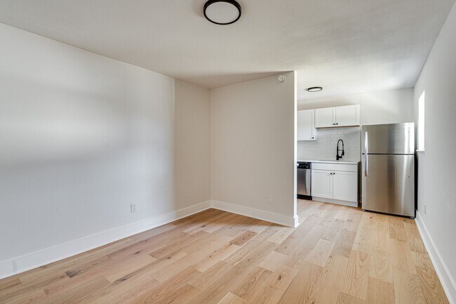 Building Photo - FULLY RENOVATED duplex in East Ridge!