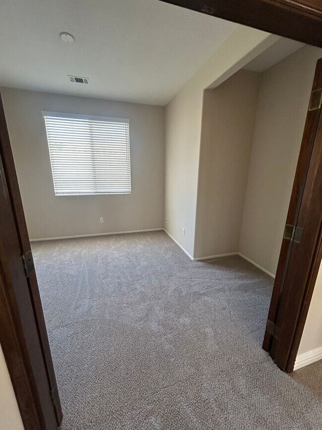 Building Photo - Central Temecula Home