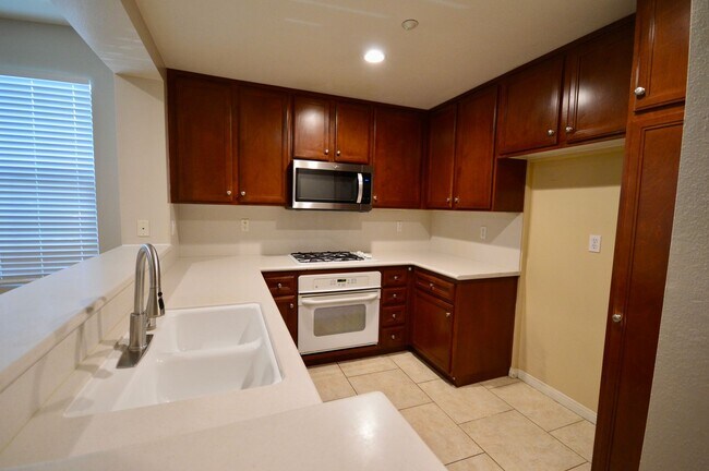 Building Photo - Charming 3-Bedroom Irvine Condo with Attac...
