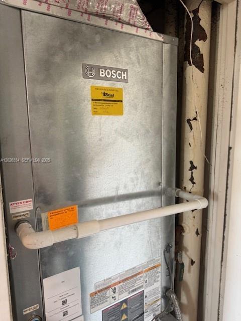 Building Photo - 3701 N Country Club Dr