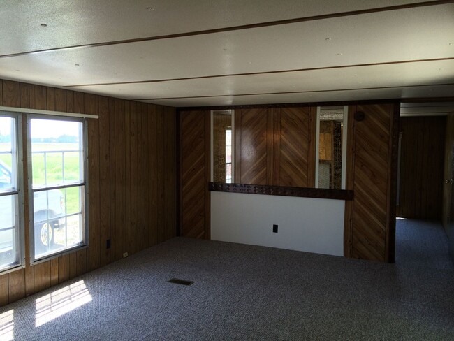 Building Photo - 2 Bed 2 Bath Mobile Home Sitting On 1 Acre