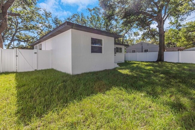 Building Photo - 2710 Boca Ciega Dr N