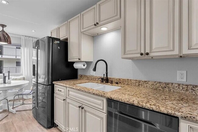 Building Photo - "Chic Hermosa Beach 1BR Apartment: 810 Sq ...