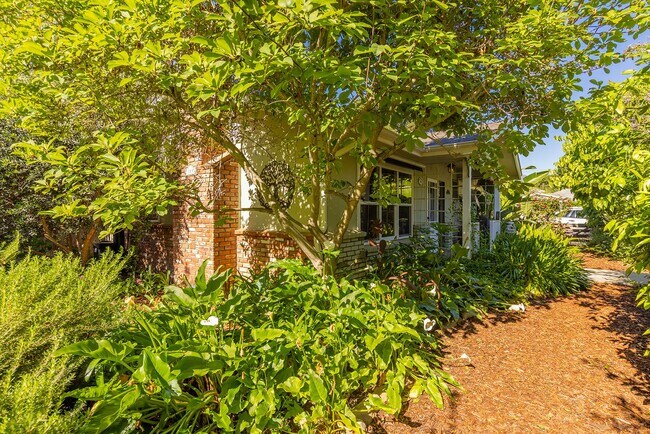 Building Photo - Cozy 2 Bedroom Cottage with Lush Gardens