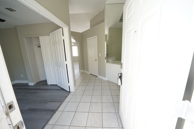 Building Photo - SHOWINGS AVAILABLE NOW