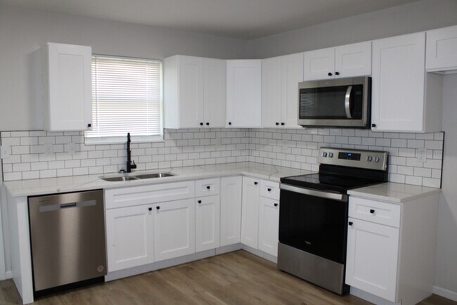 Building Photo - 3bed 1 bath in Independence - Newer Build