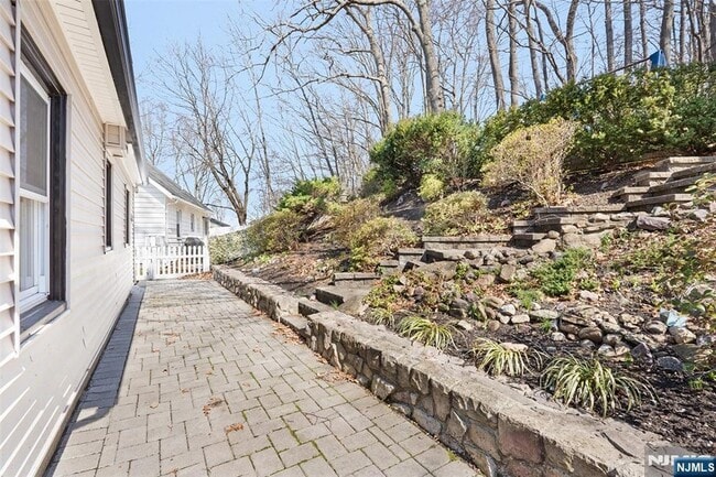 Building Photo - 83 Chestnut Hill Dr W