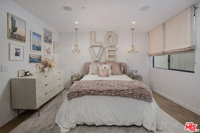 Building Photo - 2105 E Balboa Blvd