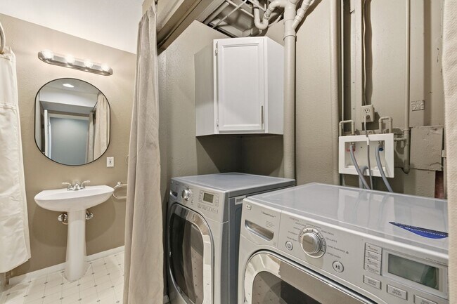 Building Photo - PRICE DROP! 3 Bedroom 2 Bathroom House Wit...