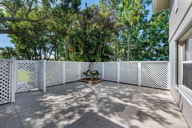 Building Photo - 2905 SW Lakemont Pl