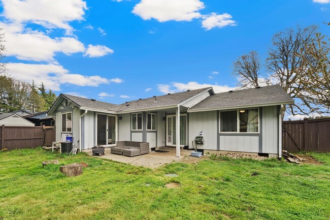 Building Photo - 3 Bedroom Home with Fully Fenced Yard Avai...