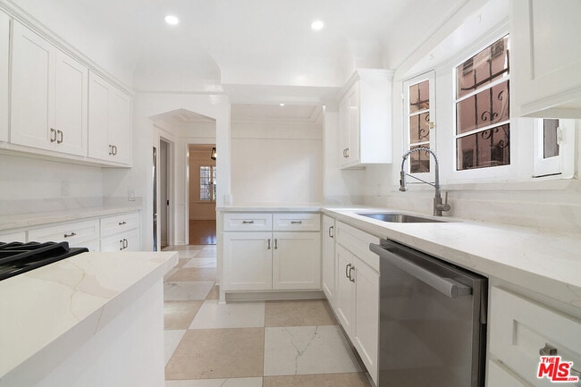 Building Photo - 1040 S Alfred St