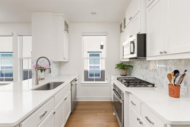 Building Photo - 2509 Simond Ave