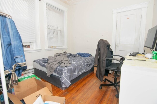 Building Photo - 2Br/1Bth, Right on Green Line E, walk to G...
