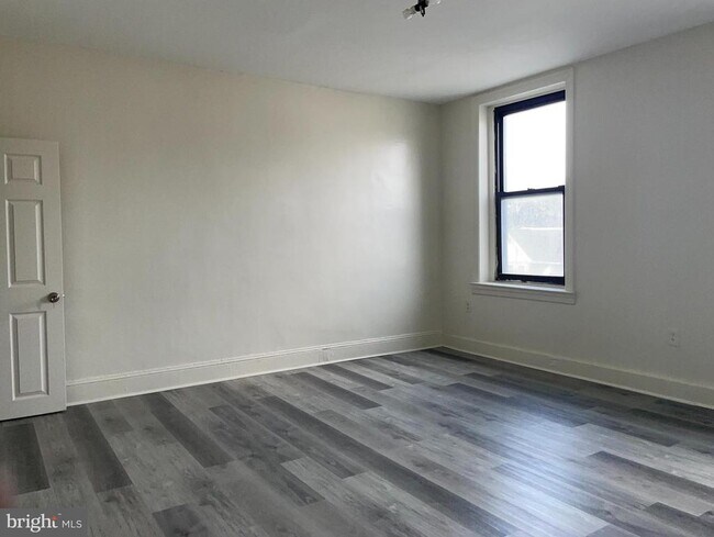 Building Photo - 270 S 52nd St