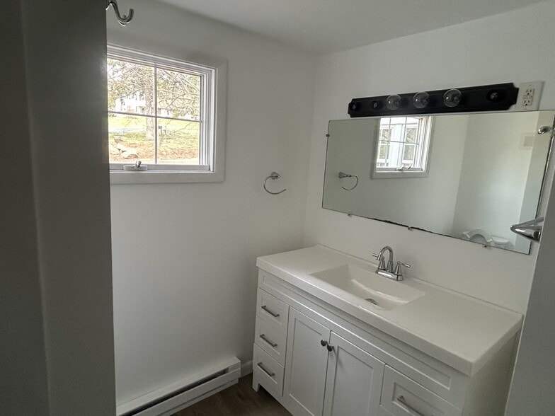 Hall Bathroom 2 - 1520 Harvey Ln