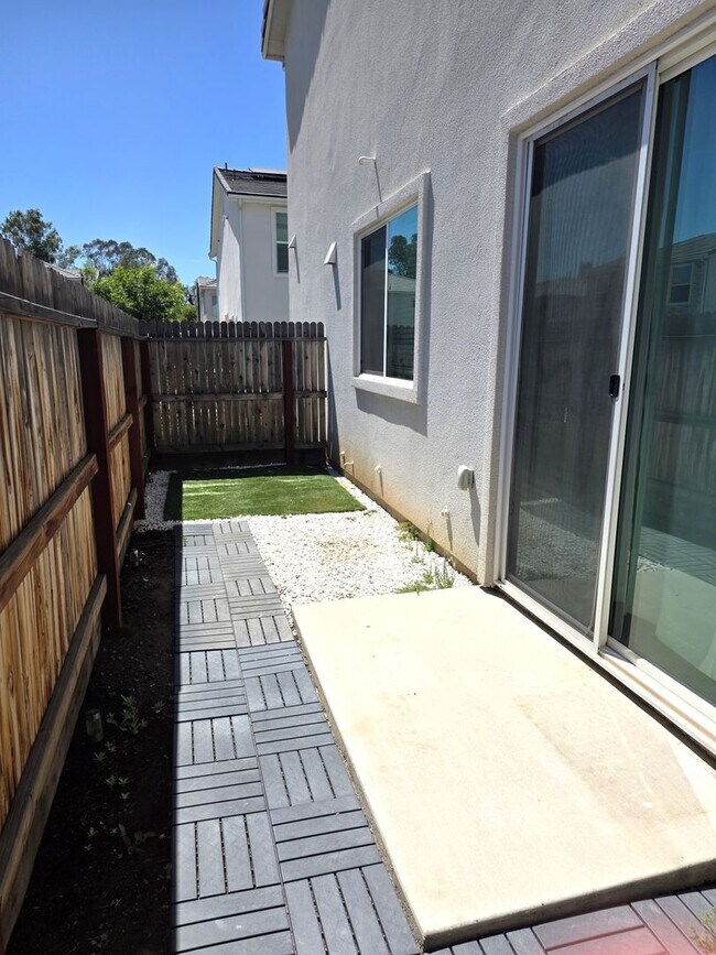 Building Photo - Beautiful 3 Bedroom 2.5 Bath Home in Gated Community