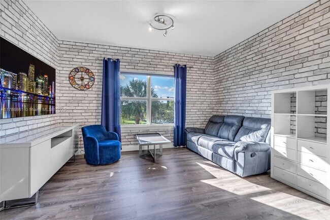 Building Photo - 3813 Greenway Dr